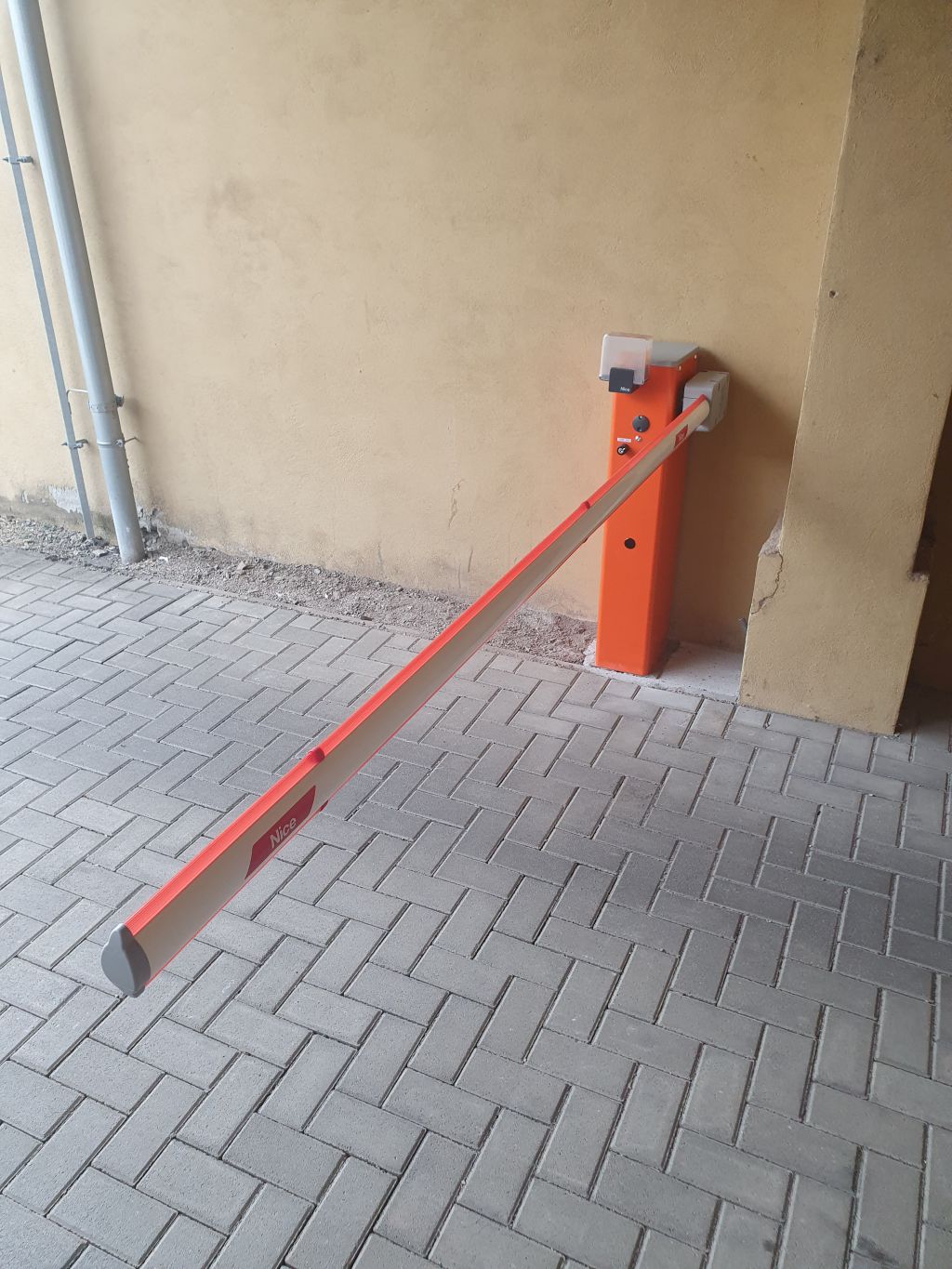 Závora Lučenec Nice-Wide  s výjazdovou smyčkou